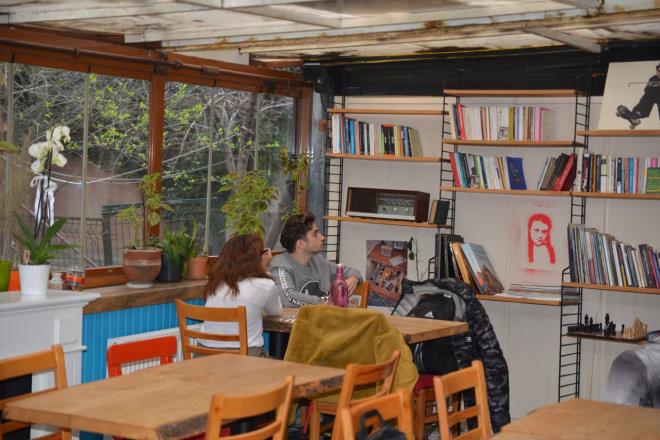 ''Et yiyen insanlar, vegan lahmacunu yediklerinde be�eniyor. Hatta baz� m��terilerimiz 'Burada de�il de bu lahmacunu ba�ka yerde yeseydik asla vegan oldu�unu anlamazd�k' diyor. ��in asl� biraz da talepten olu�an �eyler bunlar. Bir de veganl��a yeni ge�en insanlar�n et t�r�nde birtak�m istekleri olabiliyor.