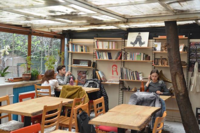 ��letme sahibi Y�lmaz Angay, lahmacunu tamamen vegan bir sistem i�inde haz�rlad�klar�n� s�yledi. Angay, m��terilerinin sadece veganlardan olu�mad���n� belirterek, �unlar� s�yledi: