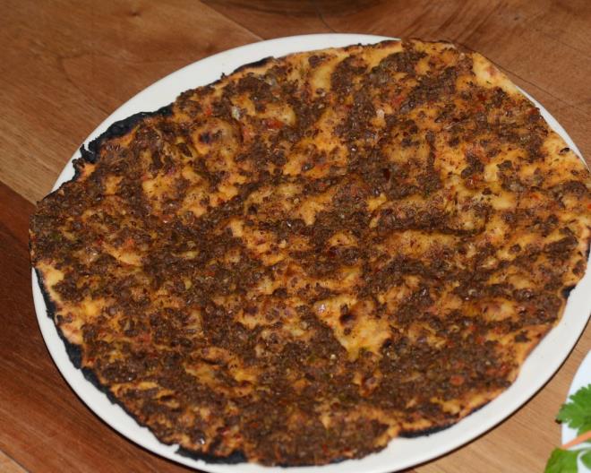 Ba�kent Ankara'da sadece vegan mutfa�� yemeklerinin yap�l�p servis edildi�i kafede haz�rlanan lahmacun, en fazla tercih edilen tatlar aras�nda. Keten tohumu, domates, maydanoz, so�an gibi sebze ve bakliyatlarla yap�lan, tercihe g�re pirin� ve yulaf da eklenen vegan lahmacuna, vegan olmayanlar da talep g�steriyor.