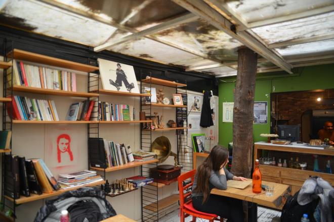 Y�lmaz Angay, baz� m��terilerinin �zmir'den, Antalya'dan, Eski�ehir'den �zellikle gelip burada vegan lahmacunu yediklerini, baz�lar�n�n ise paket yapt�r�p yan�nda g�t�rd���n� s�yledi.