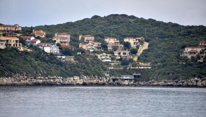 1 Ocak 2018'den sonraki kaak yaplarn genellikle hazine arazileri zerinde olduuna dikkati eken yetkililer, frsatlarn asl hedefinin bu arazileri satn alma hakk elde etmek olduunu belirtti. Hem ikayetler, hem de mfettiler tarafndan arazinin 1 Ocak 2018 ncesi ve sonras uydu grntleri karlatrlarak, bu frsatlarn tespit edildii belirtildi.