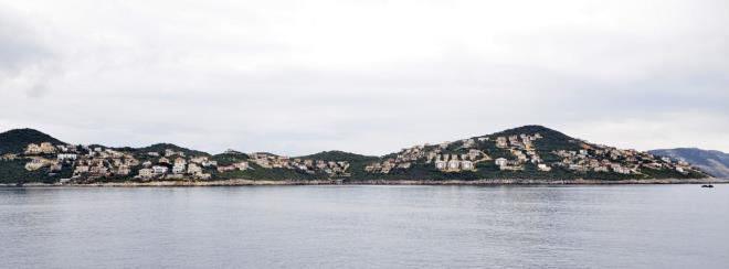 Uydudan takip: Kentin krsal kesiminde olduu kadar, zellikle Ka ukurba ve baz sahil blgeleri bata olmak zere Gazipaa'dan Ka'a kadar 640 kilometrelik sahil eridinde deeri milyonlarca lira tutarndaki hazine arazilerini hedef seen frsatlar, hem vatanda ikayetleri, hem de mfettilerin arazinin uydu grntleriyle 1 Ocak 2018 ncesi ve sonrasndaki halini karlatrmasyla tek tek ortaya karlyor