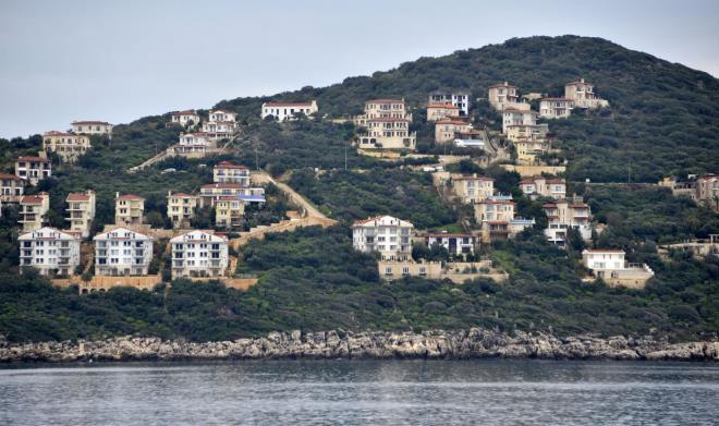 Uydudan takip: Kentin krsal kesiminde olduu kadar, zellikle Ka ukurba ve baz sahil blgeleri bata olmak zere Gazipaa'dan Ka'a kadar 640 kilometrelik sahil eridinde deeri milyonlarca lira tutarndaki hazine arazilerini hedef seen frsatlar, hem vatanda ikayetleri, hem de mfettilerin arazinin uydu grntleriyle 1 Ocak 2018 ncesi ve sonrasndaki halini karlatrmasyla tek tek ortaya karlyor