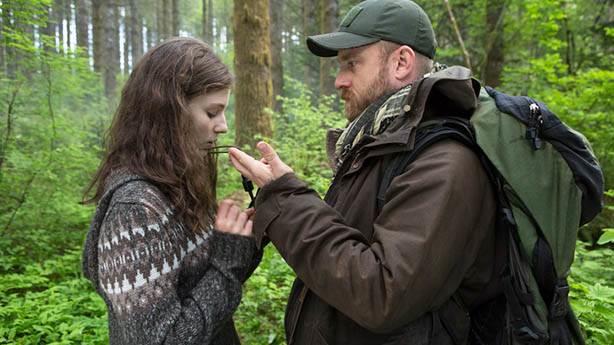 Leave No Thrace<br>  Ge�ti�imiz y�l�n en orijinal hikayelerinden biri, belki de en iyisi... Evsiz bir baba ve k�z�n�n hayat�na odaklanan senaryolarla hi� kar��la�mad�k neredeyse. 'B�yle ya�amay�' kendi tercihleri olarak se�tiklerine de �ahit olmad�k daha �nce...