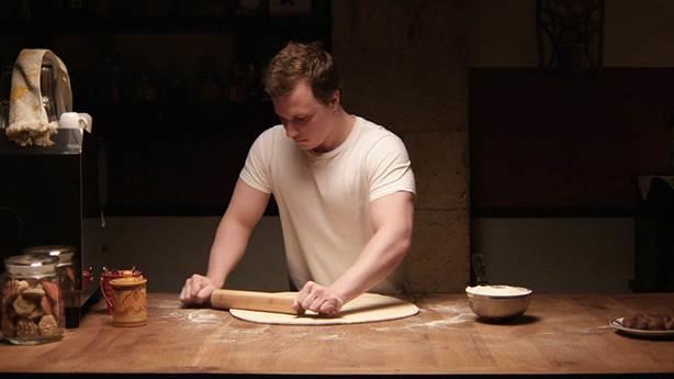 The Cakemaker<br>  Yaln�zca 2018'in de�il, ge�ti�imiz birka� y�l�n en etkili dramalar�ndan... Hamur i�leri yapmay� �ok seven bir adam�n Almanya'dan Kud�s'e gidi�ine odaklanan film, pahal� g�rsel efektlerle de�il ama beklenmedik olaylarla dolu. Hikayenin g�zelli�i, t�m o pahal� g�rsel efektlerin verebilece�inden daha fazlas�n� veriyor.