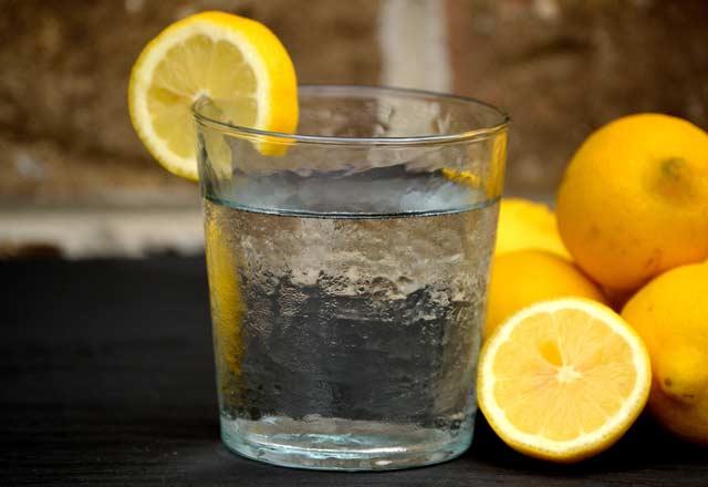 Limon, i�erisinde bulunan asit bak�m�ndan yan�lt�c� olabilir. Ancak v�cudu harika bir �ekilde alkalize eder. �zellikle ye�il renkte olan limonlar� t�ketmeniz, sar� limona g�re daha fazla alkali sa�layacakt�r. Mutlaka suyunuzun i�ine limon damlatmay� unutmay�n.