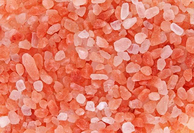 Normal tuzlara g�re himalaya tuzu olduk�a alkali bir besindir. V�cudunuzu alkalize etmek istiyorsan�z mutlaka sofra tuzu yerine, himalaya tuzu kullan�n.