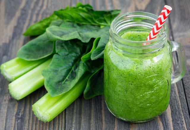 Ye�il smoothie'yi deneyin  <br>    Smoothie'den bahsedersek, g�ne ye�illiklerin alkalile�tirici g�c� ile ba�laman�n harika bir yoludur.