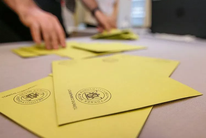 13- Oy vermede kimlere �ncelik verilecek?    Hamileler, hastalar ve engelliler s�ra ile bekletilmeden oylar�n� kullanacak, ya�l�lar�n da s�ra bekletilmeden oy kullanmalar�na izin verilecek, ayr�ca bu se�menlere yard�m eden se�menlere de oy kullanmada �ncelikle tan�nacak. Cep telefonu, foto�raf ve film makinesi gibi g�r�nt� kaydedici veya haberle�me sa�lay�c� cihazlarla oy verme yerine girilmesi yasak olacak.