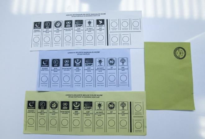 7 - Oy pusulalar� ne renk olacak?    B�y�k�ehir belediye ba�kanl���na ili�kin oy pusulas� "beyaz", il genel meclisi �yeliklerine ili�kin pusula "turuncu", belediye ba�kanl���na ili�kin oy pusulas� "mavi", belediye meclisi �yeli�ine ili�kin oy pusulas� ise "sar�" renkli olacak.