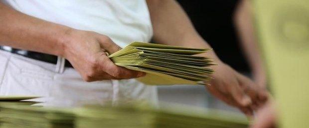 11- Oylar saat ka�ta say�lmaya ba�lanacak?    Oy verme saatlerinin 07.00-16.00 oldu�u illerde saat 16.00, di�er illerde saat 17.00'den �nce oylar say�lmaya ba�lanamayacak. Sand�k se�men listesindeki b�t�n se�menler oylar�n� kullanm�� olsalar bile oy vermenin bitim saatinden �nce sand�klar kesinlikle a��lamayacak.