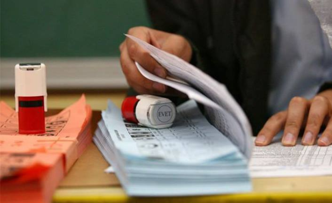 16 -Se�im yasaklar� ve propaganda d�nemi ne zaman ba�l�yor?    Se�im takvimine g�re, se�im propaganda d�nemi ve baz� se�im yasaklar� 21 Mart'ta ba�layacak. Oy verme tarihi olan 31 Mart 2019'dan �nceki 10 g�nl�k s�rede, yaz�l�, s�zl� ve g�rsel bas�n ve yay�n ara�lar� ile kamuoyu ara�t�rmalar�, anketler, tahminler, bilgi ve ileti�im telefonlar� yoluyla mini referandum gibi adlarla bir siyasi partinin veya aday�n lehinde ya da aleyhinde, vatanda��n oyunu etkileyecek bi�imde yay�n ve da��t�m yap�lamayacak.