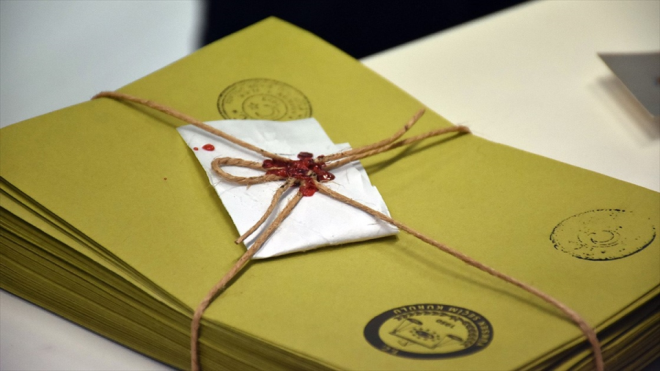 12- �nce hangi oylar say�lacak?    B�y�k�ehirlerde, s�ras�yla b�y�k�ehir belediye ba�kanl���, belediye ba�kanl���, belediye meclisi �yeli�i ve muhtarl�k, di�er illerde, s�ras�yla belediye ba�kanl���, belediye meclisi �yeli�i, il genel meclisi �yeli�i ve muhtarl�k se�imlerine ait oy pusulalar�n�n say�m ve d�k�m� yap�lacak.