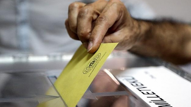 14 - Oylar hangi hallerde ge�ersiz say�lacak?     Sand�k kurulunca verilen bi�im ve renkte olmayan, "T�rkiye Cumhuriyeti Y�ksek Se�im Kurulu" filigran� bulunmayan ka��ttan imal edilmi�, YSK amblemi, il�e se�im kurulu m�hr�, sand�k kurulu m�hr� yer almayan, tamam� y�rt�lm��, il�e se�im kurulu ve sand�k kurulu m�hr� d���nda herhangi bir m�h�r, imza, yaz�, parmak izi veya herhangi bir i�aret bulunan zarflar ge�ersiz say�lacak.