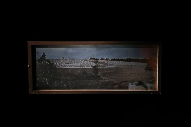 Prangey'in 1842'de ba�lad��� foto�raf seyahati esnas�nda u�rak yerlerinden biri olan Anadolu ve �stanbul'da 1843'te �ekti�i foto�raflar, �ok say�da uzman ve tarih�i taraf�ndan "�stanbul'un bilinen ilk foto�raflar�" olarak kabul ediliyor.    Haydarpa�a'da �ekilen foto�rafta Osmanl�'ya ait bir kamp g�r�l�yor