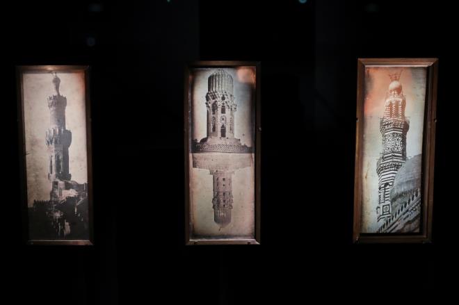 Sanat��n�n bir�ok yeni teknik deneyerek �ekti�i foto�raflar d�nyan�n en eski foto�raf ar�ivi olarak biliniyor.     M�s�r'�n ba�kenti Kahire'deki El Burdani Cami (solda), Sultan el-Hakim Cami (ortada) ve Sultan Berkuk Cami (sa�da) minareleri foto�raflar�