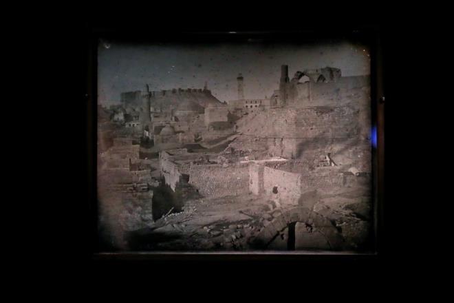 Prangey'in �ekti�i bu foto�raflar, �stanbul, Atina, Roma ve Kud�s'�n bug�ne ula�an ilk foto�raflar� olarak kabul ediliyor.      Sergide �stanbul d���nda Halep'te �ekilen bir foto�raf da yer al�yor.    ​