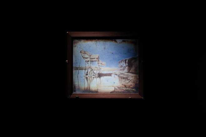 "Monumental Journey (An�tsal Yolculuk)" adl� serginin "Anadolu" olarak ge�en b�l�m�ndeki �stanbul foto�raflar� aras�nda, Beyaz�t Kulesi'nden �ekilen ve �stanbul'un o d�nemki panoramik manzaras�n�n g�r�ld��� foto�raf �ne ��k�yor.          �stanbul'da yer alan bir bal�k�� kul�besi g�r�l�yor.