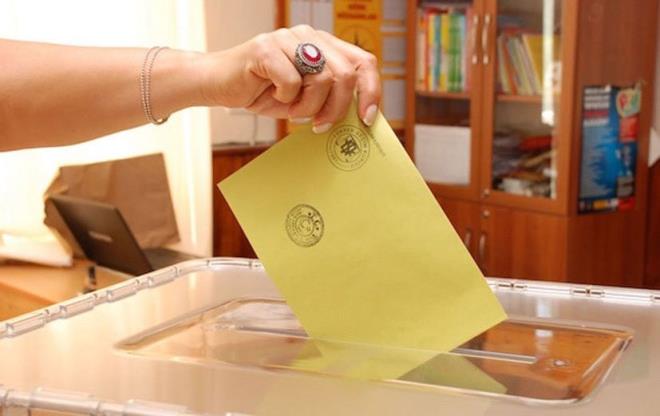 Seim yaklatka kararsz semen oran dyor  <br>  EMAX Aratrma Genel Koordinatr Sezai Erhan, 31 Mart tarihi yaklatka kararszlarn orannn azaldn ve semenlerin tercihlerinin netletiini, kararsz semeni asl byk oy havuzu olan AK Parti ve CHP kitlesinin oluturduunu syledi. Erhan, Bat Marmara, Dou Marmara ve Ege blgelerinde seime katlm orannn Trkiye ortalamasnn zerinde seyredeceini, kararszlarn seyrine bakldnda kadnlarda ve geleneksel muhafazakr hayat tarzna sahip kesimde dierlerine oranla yksek olduunu kaydetti.