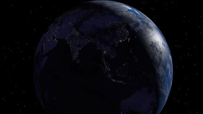 WWF-Trkiye'den yaplan aklamaya gre, etkinlik kapsamnda bu yl Ayasofya, Selimiye Camisi, stanbul Boaz'ndaki kprler, Rumeli Hisar gibi pek ok yapnn yan sra, Galatasaray niversitesi, Ko niversitesi ve Yaar niversitesi gibi birok kurum da bir saatliine klarn kapatacak. Etkinlie, Baakehir Futbol Kulb ve Fenerbahe Spor Kulb de destek verecek.