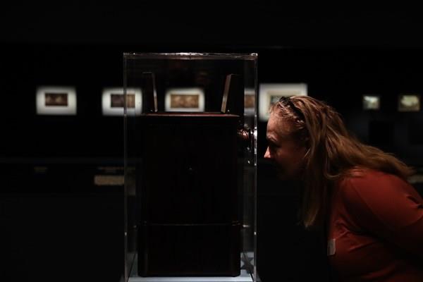 Prangey'in 1842'de balad fotoraf seyahati esnasnda urak yerlerinden biri olan Anadolu ve stanbul'da 1843'te ektii fotoraflar, birok uzman ve tarihi tarafndan "stanbul'un bilinen ilk fotoraflar" olarak kabul ediliyor. Sergide stanbul dnda Kuds'ten de fotoraflar yer alyor.