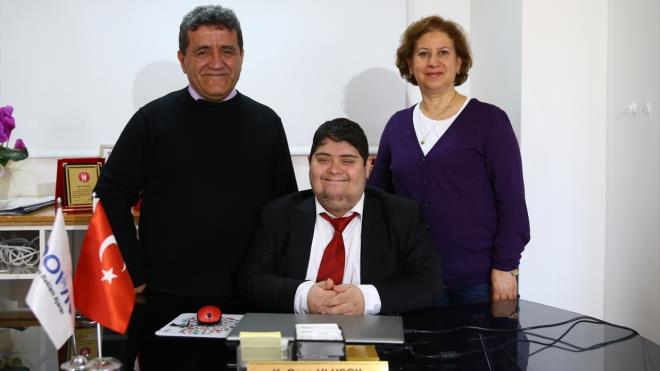 Ailesinin bu noktada kendisine ok destek olduunu vurgulayan Ulusoy, matbaaclk alannda mesleki eitim aldn, kalfalk belgesinin bulunduunu dile getirdi.  Eitiminin ardndan 7 yl garsonluk, sonrasnda bir teknoloji maazasnda sat danmanl yapan Ulusoy, 2014`te reklam irketini kurmasnn ardndan ODT Gen Giriimci Topluluu tarafndan 2015`te dzenlenen "Kristal Aa dlleri"nde "yln giriimcisi" seildiini aktard.