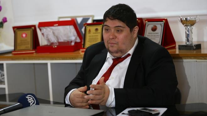 "Bu irketin nemi benim iin anlatlmaz, yaanr."  Trkiye`nin down sendromlu ilk giriimcisi olup yaklak 5 yldr sahibi olduu reklam irketiyle engelli genlere umut alayan Ozan Ulusoy, "Bu irketin nemi benim iin anlatlmaz, yaanr. Benim gibi down sendromlu olan, kendi balarna i yapmak isteyen genlere ben de bir umut kaps amak istiyorum." dedi.