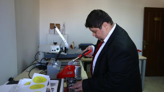 "Bu baarnn rnek oluturmas, bizim de houmuza gidiyor"  Ali Ulusoy, "Bu baarnn rnek oluturmas bizim de houmuza gidiyor. Birok alanda alan down sendromlu arkadalarmz, kendi iini kuranlar var. Dier engel grubundaki arkadalarmzn da baar yklerini duyduka kendi ocuumuzunki gibi ok mutlu oluyoruz." diye konutu. irketin gnlllerin de desteiyle yllardr ayakta kaldna vurgu yapan Ulusoy, down sendromlu ocuklarn temel yaam becerilerini kazanmasnn ok nemli olduunu kaydetti. Ailelerin de kendilerini ihmal etmemesi gerektiini belirten Ulusoy, gl hissetmek iin engellilerle ilgili sivil toplum kurulularnn iinde yer alnabileceini dile getirdi.