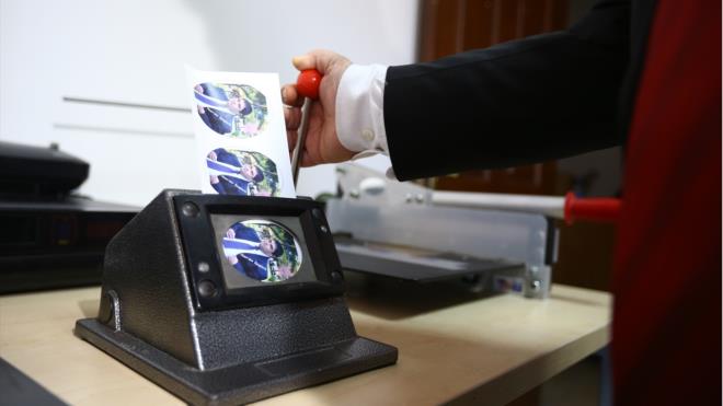 Ozan`n annesi Aysel Ulusoy da emekli matematik retmeni olduunu anlatarak, "u anda irkette Ozan`n elemanym. Birlikte alyoruz." ifadelerini kulland.  Ozan`n down sendromlu olduunu 6 aylkken rendiklerini aktaran anne Ulusoy, yle konutu: "O zaman doktor bize `Hibir ey yapamaz, oturamaz, kalkamaz, yryemez, yemeini kendi yiyemez` demiti. Byle, saks gibi oturan birisini tarif etmiti bize. oke oluyorsunuz bunu duyunca, ok zlyorsunuz. lk defa byle bir eyle karlyorsunuz ve olmas iin hibir neden yok, kan uyumazl, akrabalk yok. Tabii ki ok zldk ama sonra geliimi ok iyi ilerledi. Birok eyi zamannda yapt. Birlikte ok gzel vakit geirdik, oyunlar oynadk, tiyatroya, sinemalara gittik, kitaplar okuduk. Sonuta Ozan`mz imdi byle, olduka baarl. Olumuzla her zaman gurur duyuyoruz. Baarlar birok aileye rnek oldu. ok seviyoruz olumuzu, gurur duyuyoruz."