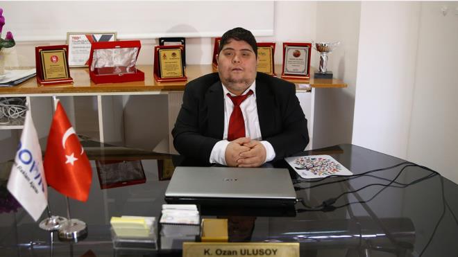 "Arkadalarmdan farkl olduumu ilk kez 6. snftayken hissettim."  "Down Reklam Ajans"n 2014`te kuran, kupa, magnet, ereve gibi kiiye zel birok rn tasarlayp reten 31 yandaki Ozan Ulusoy, "Kendimde bir farkllk olduunu, arkadalarmdan farkl olduumu ilk kez 6. snftayken hissettim. Arkadalarma, `Ben bunun farkndaym. Siz de biliyorsanz, utanmadan bana ne olduunu syleyebilirsiniz` diye ufak bir not yazdm. Kendimin farkna vardm ilk o anda anladm." diye konutu.