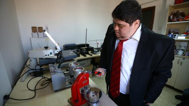 Olunun geen yl KUR stihdam Zirvesi`nde baar yksn anlattn, "slam birlii Tekilatna ye lkelerde Engelli Bireylerin stihdam Konferans"na da konumac olarak davet edildiini belirten Ulusoy, Ozan`n bu baarsnda anaokulu, ilkokul retmenlerinin, snf arkadalarnn, alt i yerlerindeki engelli arkadalarnn ve sosyal hizmet uzmanlarnn da emeinin bulunduunu vurgulad.