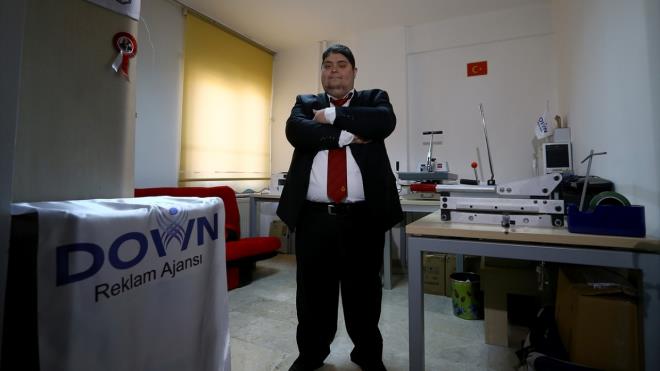 Ozan`n en byk destekilerinden babas Ali Ulusoy, avukat olduunu ve ayn zamanda Engelsiz ve Mutlu Yaam Derneinin bakanln yrttn aktard.