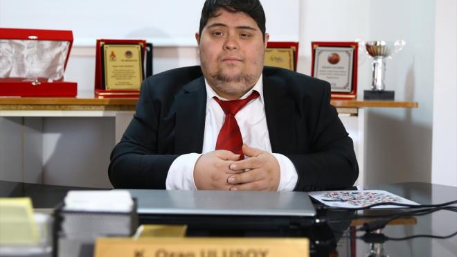 "Down sendromlular sosyallemeli."  Down sendromlu genler ve aileleri iin tavsiyede bulunan Ulusoy, "Down sendromlular sosyallemeli. lerine kapanmamal, darya kmallar. `ocuktur de kalka renecek` deniliyor ya yle. Sadece anne babalaryla deil kendilerinin de kmalar, sosyallemeleri lazm. Bir sorun olduunda da insanlara `hayr` diyebilmeliler, kendilerini korumak iin." diye konutu.