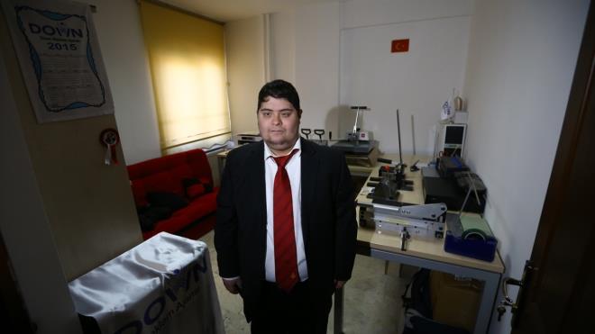 "Kendimi bildim bileli iir yazyorum."  Ayn zamanda bir iir kitab da bulunan Ulusoy, bu tutkusunu, "Ben iiri braksam iir beni brakmaz. Kendimi bildim bileli iir yazyorum. Her yerde iir yazabiliyorum; ie gelirken otobste, arabada, evde... Bir anda geliyor aklma. Bazen arkadalarma akrosti iirler yazp doum gnlerinde hediye ediyorum. Onlarn da houna gidiyor." szleriyle dile getirdi.