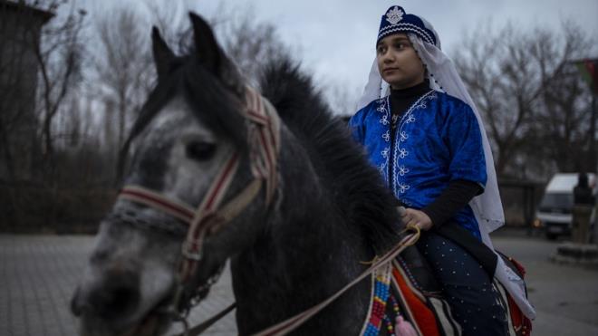 "Hayatmda Bozolan`a ok byk yer ayryorum"  Gnlk hayatnda Bozolan`a ok byk yer ayrdn anlatan Sude, unlar syledi: "Sabah uyandmda nce ahra gidip atma saman, arpa verip onu seviyorum, okuyorum, elimle yem yediriyorum. Akam olduunda tekrar ayn eyleri yapyorum. Onunla konuuyorum, diyorum ki bugn bunlar oldu, okulda yle elendim. Yaadklarm anlatyorum, o da dinliyor. Ryalarma da giren atm ok seviyorum."