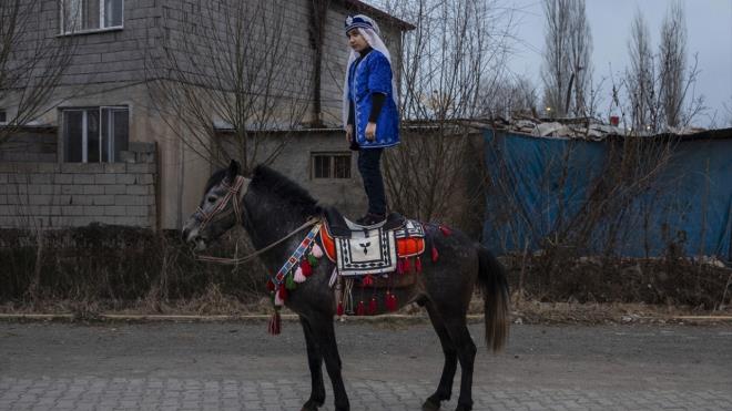 Idr`n Melekli beldesinde yaayan Sude ile Bozolan`n dostluu yre halkndan da ilgi toplarken, Sude`nin zellikle at stnde ayakta durmas grenleri artyor.