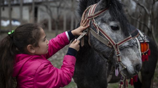 "Bozolan` bu kadar sevmesi beni ok mutlu ediyor."  Ata binmenin ok zevkli aktivite olduunu ifade eden baba Ertekin, "Kzmn bylesine elenceli hobiye merak duymas beni mutlu etti. Sude ile bir hayvana bu kadar bal olmas yznden vnyorum, Bozolan` bu kadar sevmesi beni ok mutlu ediyor." diye konutu.