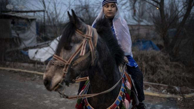 Sabahn erken saatlerinde uyanp atyla ilgilendikten sonra okula giden ilkokul 4. snf rencisi Sude, okuldan dndkten sonra da atnn bakmlarn yapyor.