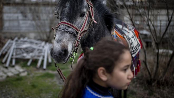 Sude`nin babas Sezair Ertekin de kznn Bozolan ile arkada gibi sohbet ettiini, akranlar evcilik oynarken Sude`nin ise atla ilgilendiini syledi.