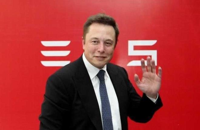 Musk, SpaceX adndaki zel uzay arac ve roket reten firmasn kurdu. Hedef, Mars?n koloniletirilmesi. Uzaya yolculuklar uygun fiyatlarla sunmak isteyen iletmenin u anki deerinin 20 milyar euro olduu tahmin ediliyor.