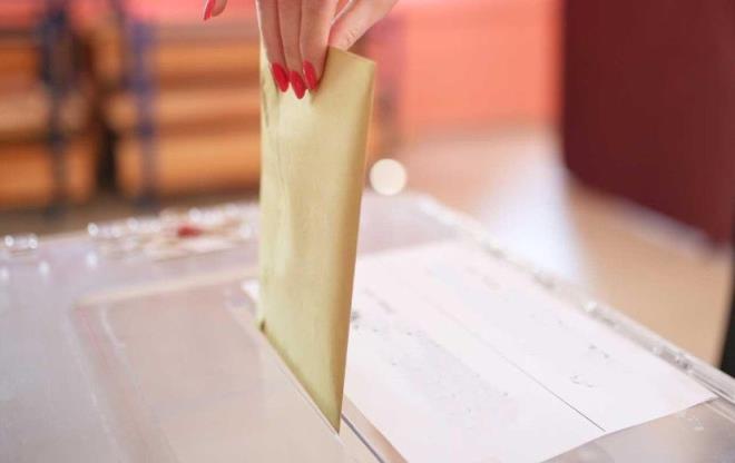 MHP oylarnda hareket var<br>    Son 10 yldr CHP, HDP oyu sabit saylr. MHP oylarnda hareket var. AK Parti&#8217;den MHP&#8217;ye gei oldu. Yeni dnemde Y Parti kt. Daha rasyonel, artlara gre tavr deitiren sa semen olduu iin deiimi de lkede onlar temsil ediyorlar. Kararszlarn onlar olma ihtimali yksek&#8221; dedi.