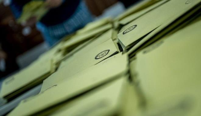 Srprizin hangi tarafa meyledecei o kararszlarn tutumu ile belli olacak<br>    Yeni Bakanlk sistemi ile gelen yzde 50&#8217;lik rekabetin bal bana kendisinin bir srpriz olduunu syleyen Akta, &#8220;nceki seimde btn partiler seime giriyordu. AK Parti 40, CHP 25 alnca sonu belliydi. imdi kazanan 50 ile kazanacaksa kaybeden 48 ile kaybedecek. Sistemin varl srpriz olarak yorumlanabilir. Srprizin hangi tarafa meyledecei o kararszlarn tutumu ile belli olacak&#8221; dedi.