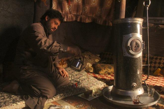 ocuklarnn darda oyun oymak istediklerini ifade eden Hudeyri, yle devam etti:      "Kucamdaki ocuk darda oynamak istiyor ama bir saldr sesi duyunca hemen maaraya kouyor. Oynayabilecei akran da yok. Bu yaa kadar konumas lazmd. Konuacak, oynayacak ocuk olmad iin konuma gerilii yayor. En gzel gnlerini yaamyor. 13 saat maara iinde yayor. Bu ocuun suu nedir?"