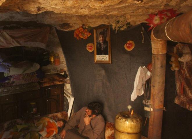 "Annem bombardman nedeniyle darya kmama izin vermiyor"    Maaraya snan sivillerden 42 yanda Mustafa Hadari de rejimin saldrlarnda evinin ykldn ve saldrlarn srmesi nedeniyle maaraya snmak zorunda kaldklarn syledi.    Hadari, "Benim iim, hayatm burada. Kamplara kmadm, kmam. Ailem amar ykamak iin darya kt. Bir insansz hava arac saldrsnda kzm kaybettim. Eim yaraland. Maara top ve havan saldrsnda korur ama hava saldrsndan koruyamaz." dedi.