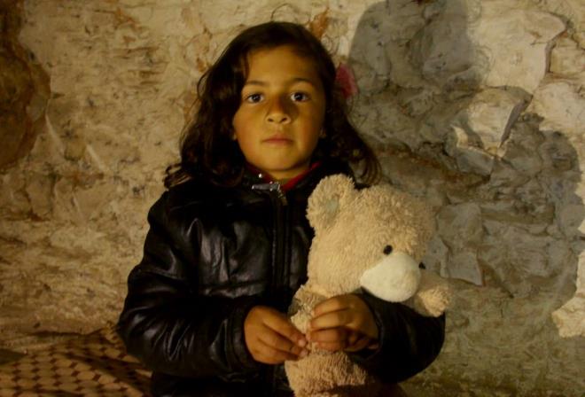 Hayyan Hattab da "Ben 6. snftaym. Bombardman nedeniyle kymdeki herkes g etti. Maarada ders alyorum nk saldrlar yznden okullara ara verildi. Ne zaman durum eski haline dnecek ki arkadalarmla oynayabileyim?" eklinde konutu.