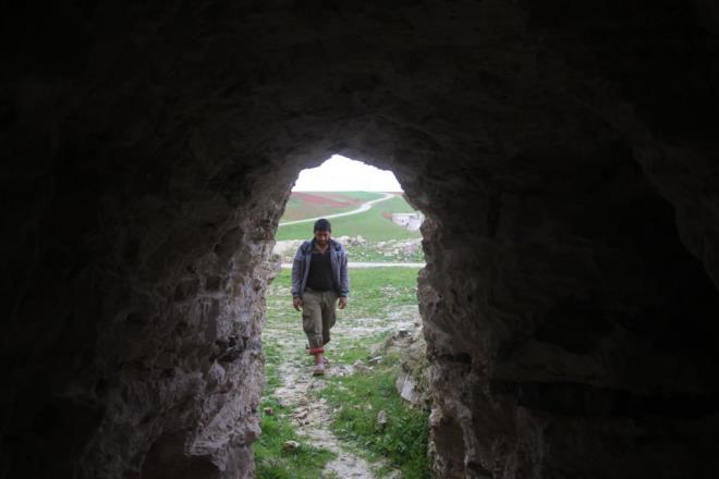 Bylece siviller, canlarn koruyabilmek iin kendilerini karanla mahkum ediyor.     Bu durum en fazla ocuklar olumsuz etkiliyor. Gne , temiz hava, sosyal evreden yoksun ocuklar, eitli fiziksel gerilikler ve ruhsal rahatszlklar yayor.     Konuma bozukluklar grlen ocuklar, az saydaki oyuncaklaryla vakit geiriyor.