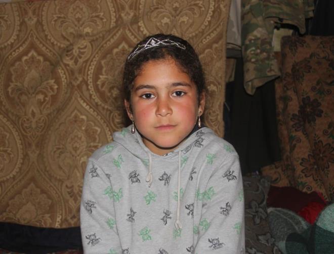 Hudeyri, yle devam etti:    "ocuklarm ve ailemi korumak iin maara kazdm. Burada yayoruz. Her gn 50'den fazla top, tank, havan ve kara saldrs dzenleniyor. Maaradan baka bir yerde yaayamam. Gvenemem. Ben kamplarda yaamay denedim ama dayanamadm. Orada i yok. Alktan lrsn." dedi.