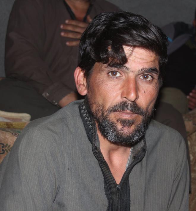 Be ocuk babas Muhammed Hudeyri, snd maarada AA muhabirine yapt aklamada, bir ocuunu Esed rejiminin topu saldrsnda, dierinin de hava saldrsnda yaamn yitirdiini syledi.    ki ocuunu yaralayan saldrlarn ardndan maaraya snmak zorunda kaldklarn belirten Hudeyri, hava saldrsnda evinin ykldn syledi.