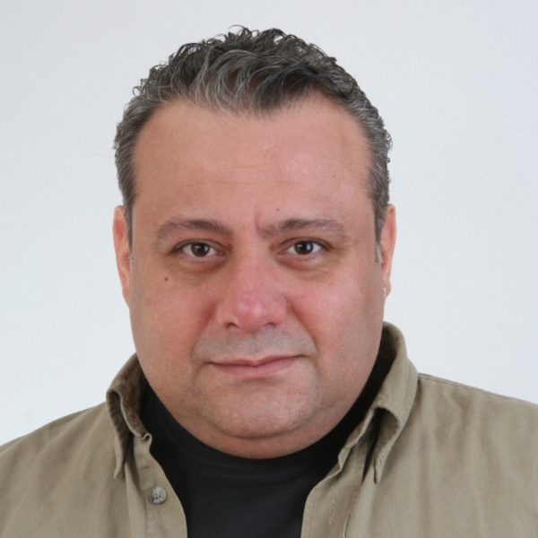 imdilerde tiyatro oyunculuu ve rejisrlk yapan Engin Alkan, kariyerine birok dizi ve filmin yan sra, Hollywood'da gie rekorlar kran filmlerin seslendirmelerini yapmtr. Peki ekranlarda grdmz kadaryla kilolu hali hafzalara kaznan Engin Alkan kimdir, ite baarl ismin yllar iindeki deiimi ve hayat...