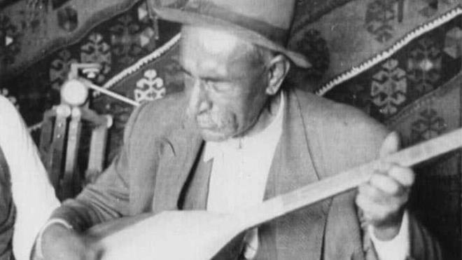 Trkiye Byk Millet Meclisi (TBMM), "Anadilimize ve milli birliimize yapt hizmetlerden tr" 1965 ylnda zel bir kanunla halk ozanna 500 lira aylk balad.